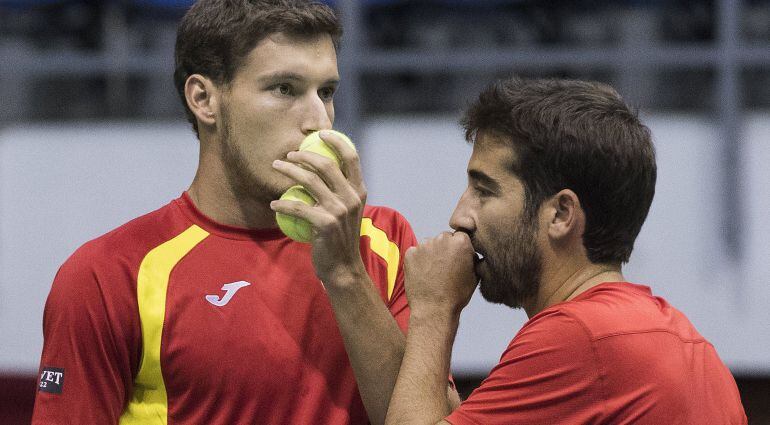 Pablo Carreño y Marc López conversan durante el partido de dobles