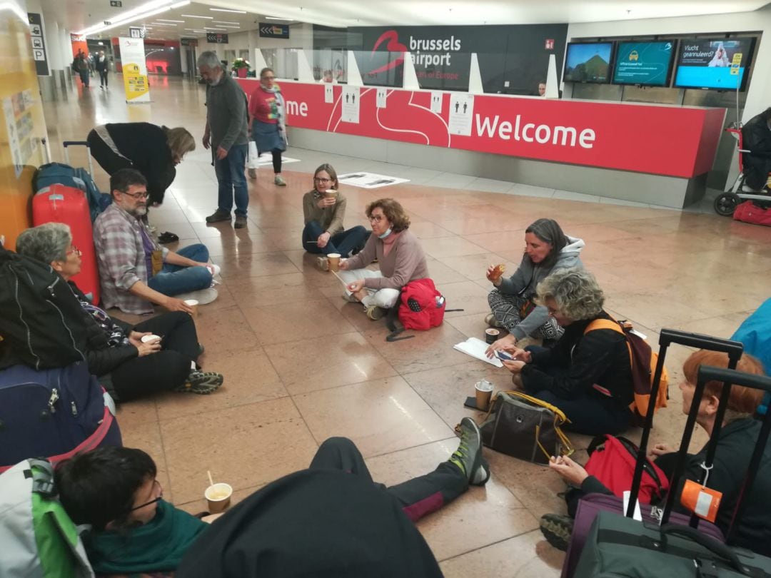 La expedición espera en el aeropuerto de Bruselas.