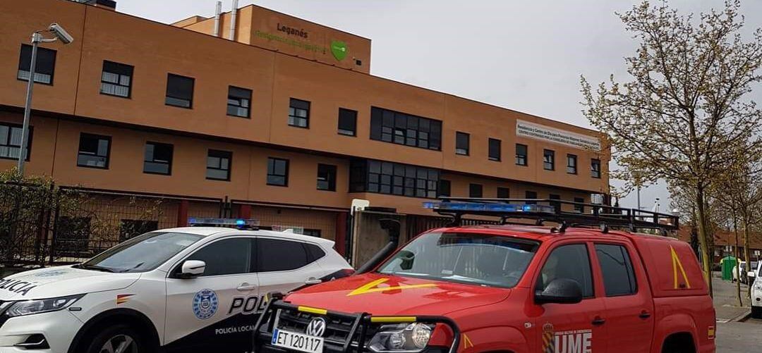 Imagen de recurso de una residencia de Leganés con vehículos de Policía local y de Protección Civil.