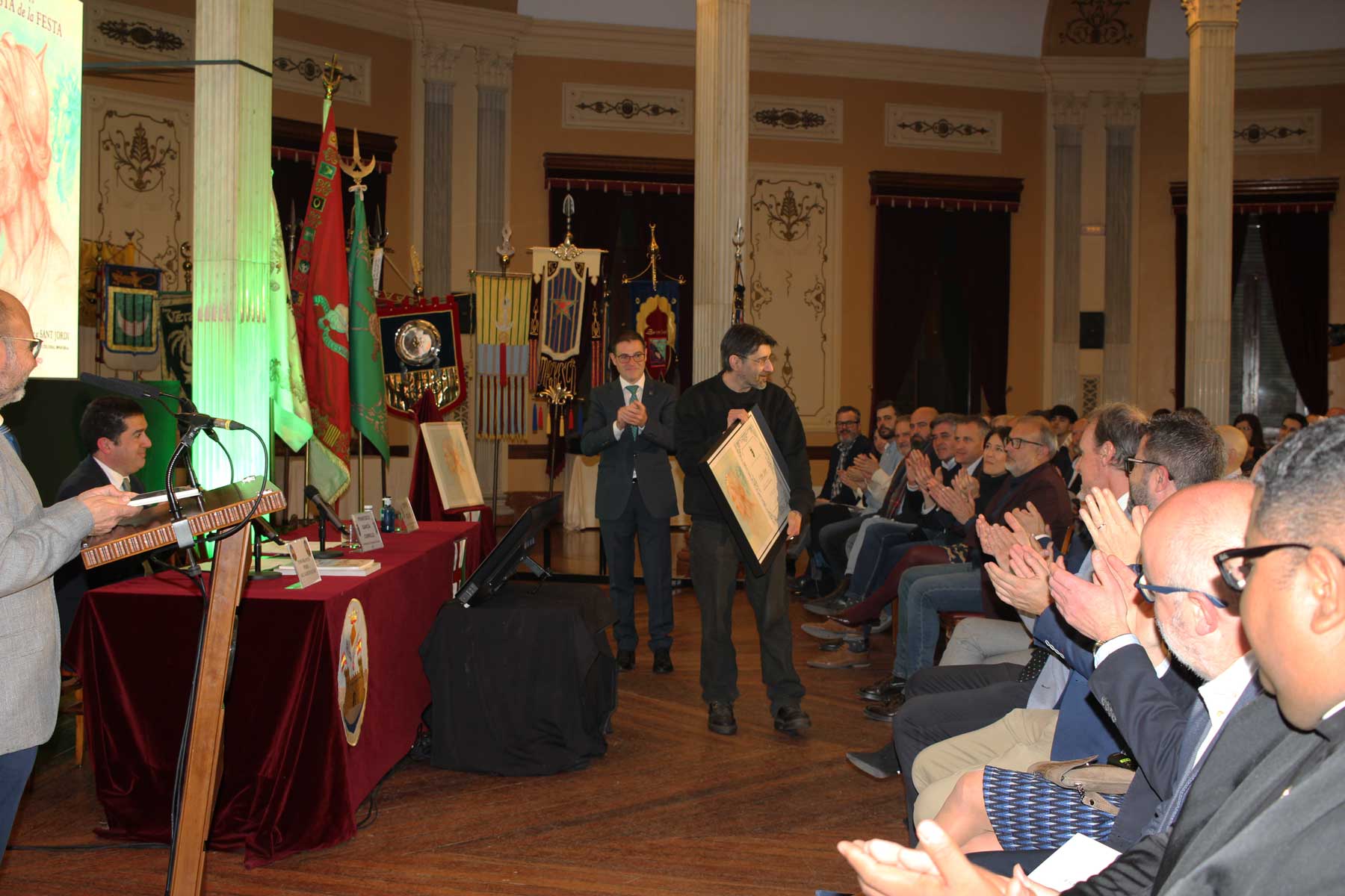 Se le entregó al autor de la portada, el pintor Orfeo Soler un recuerdo por el trabajo realizado