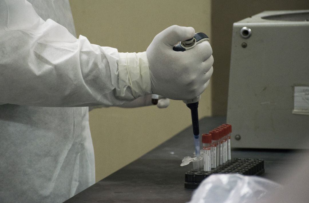 Un médico analiza muestras de personas sospechosas de haber contraído la COVID-19 en Giza, Egipto.