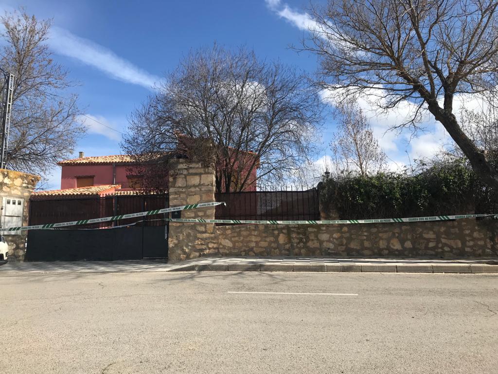 Vivienda precintada por la Guardia Civil en la calle Real de Nohales donde se ha producido el asesinato machista.