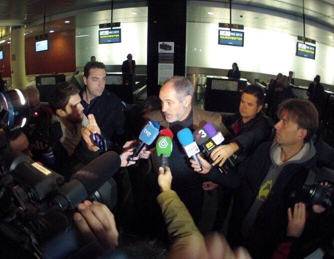 Andoni Zubizarreta atiende a los periodistas antes de volar hacia Manchester