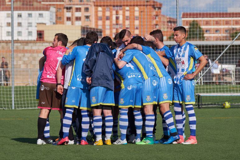 Los jugadores del segundo equipo se reúnen en un partido del pasado curso