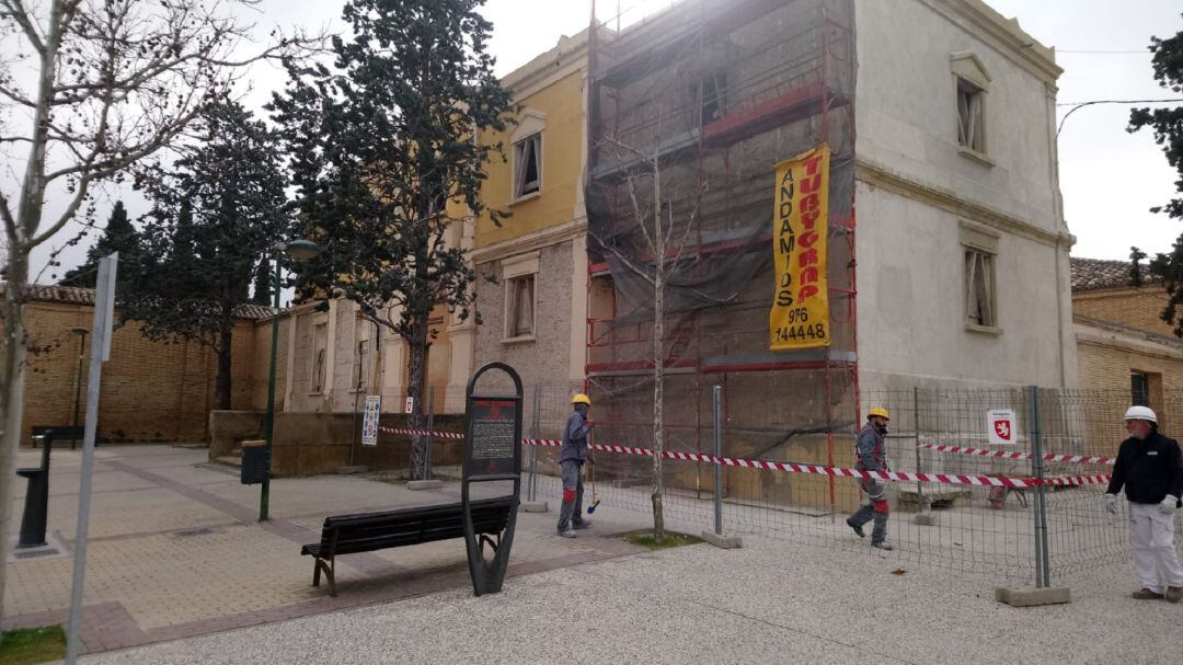 Trabajos de la Escuela Taller Ricardo Magdalena junto a la antigua entrada del cementerio de Zaragoza. Será el próximo centro de arte funerario de la ciudad 