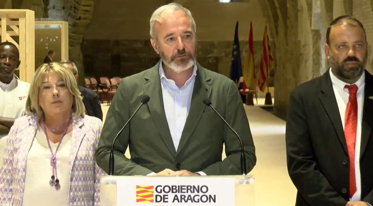 Jorge Azcón, presidente del Gobierno de Aragón, junto a la consejera de Cultura y al presidente de la Comarca de Monegros