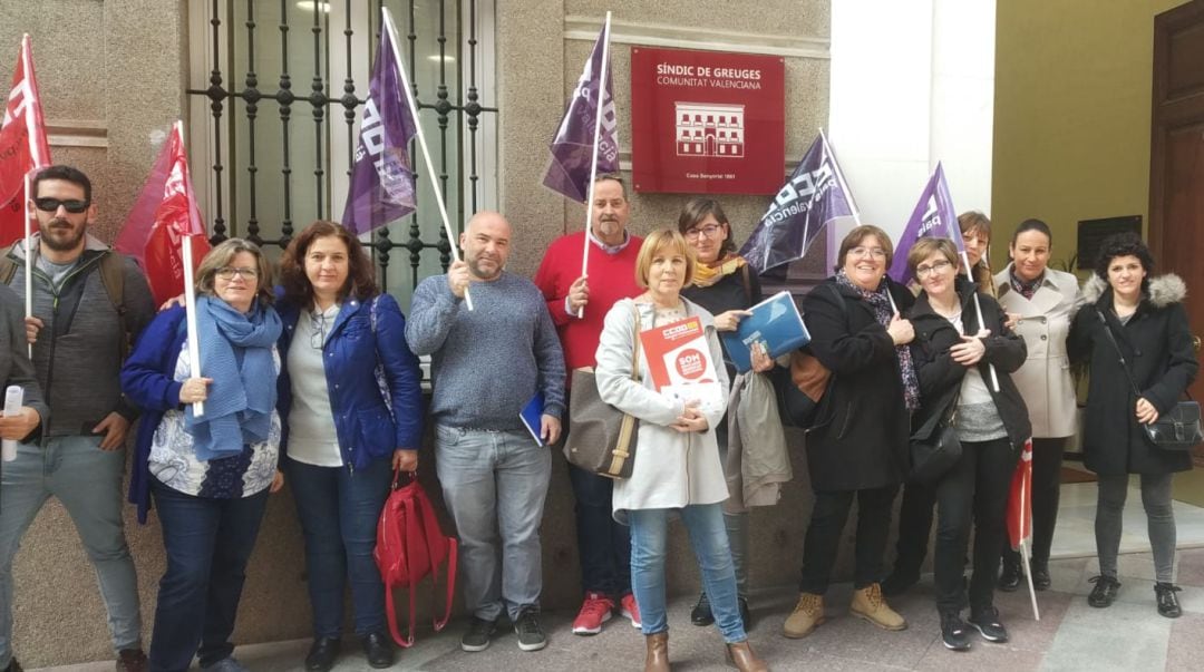 Representantes de la Federació d&#039;Ensenyament de CCOO PV ante la sede del Síndic de Greuges