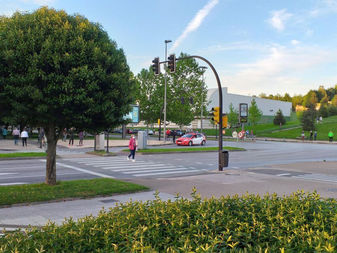 Patrulla de la Policía Local en las inmediaciones del parque de Los Pericones.