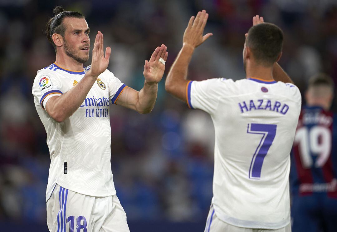 Bale y Hazard se saludan, en un partido de la presente temporada