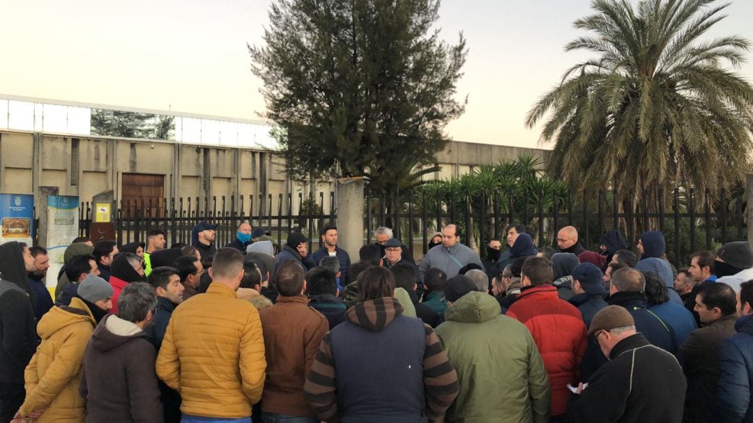 Concentración de los trabajadores de Williams a las puertas de la bodega