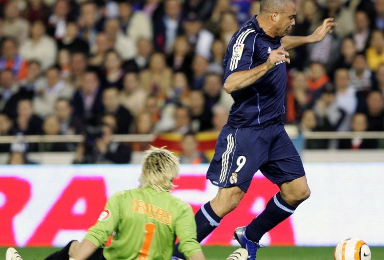 Cañizares intenta robar el balón a Ronaldo durante un partido en Mestalla