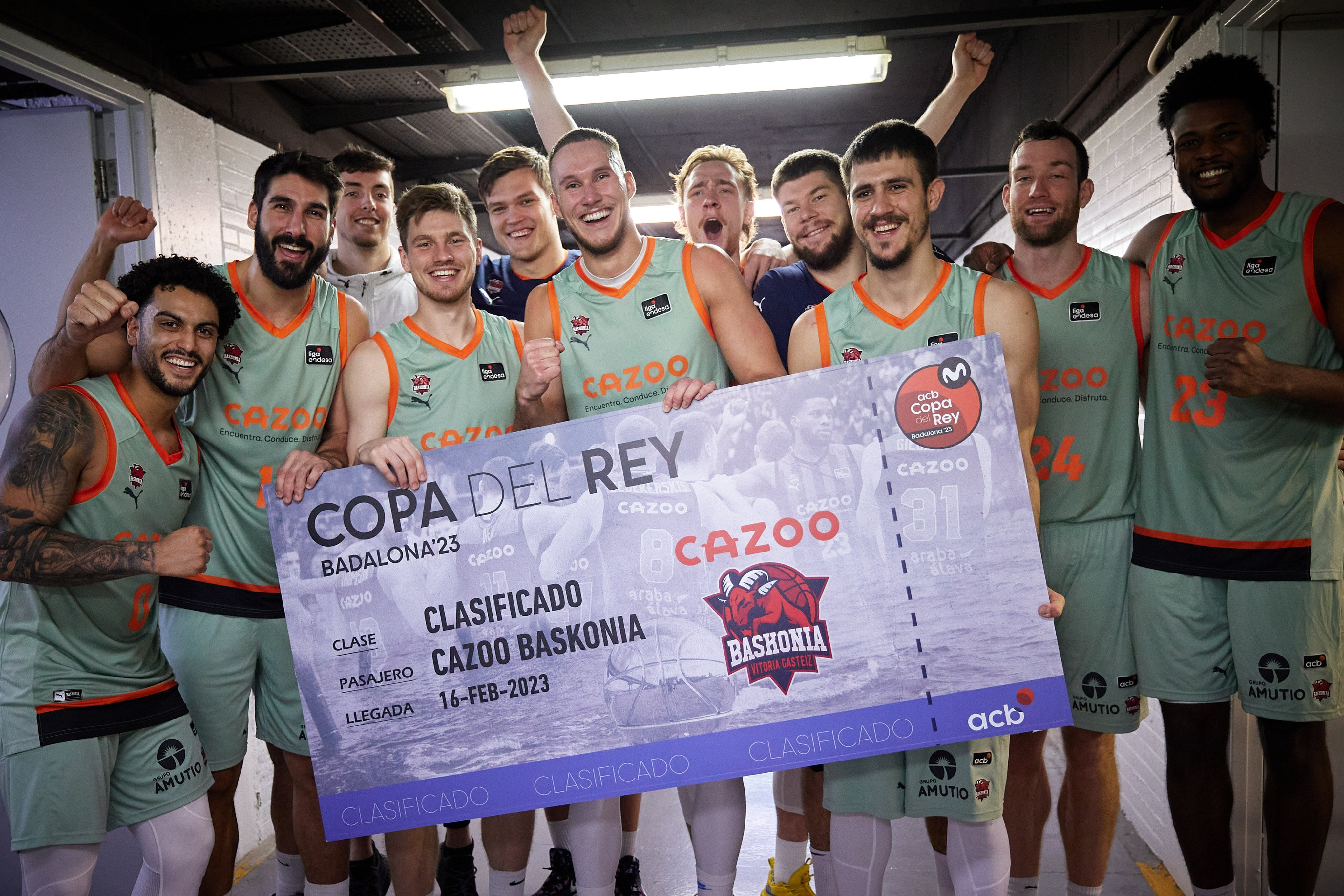 La plantilla del Baskonia posa con el billete que le clasifica para la Copa del Rey 2023.