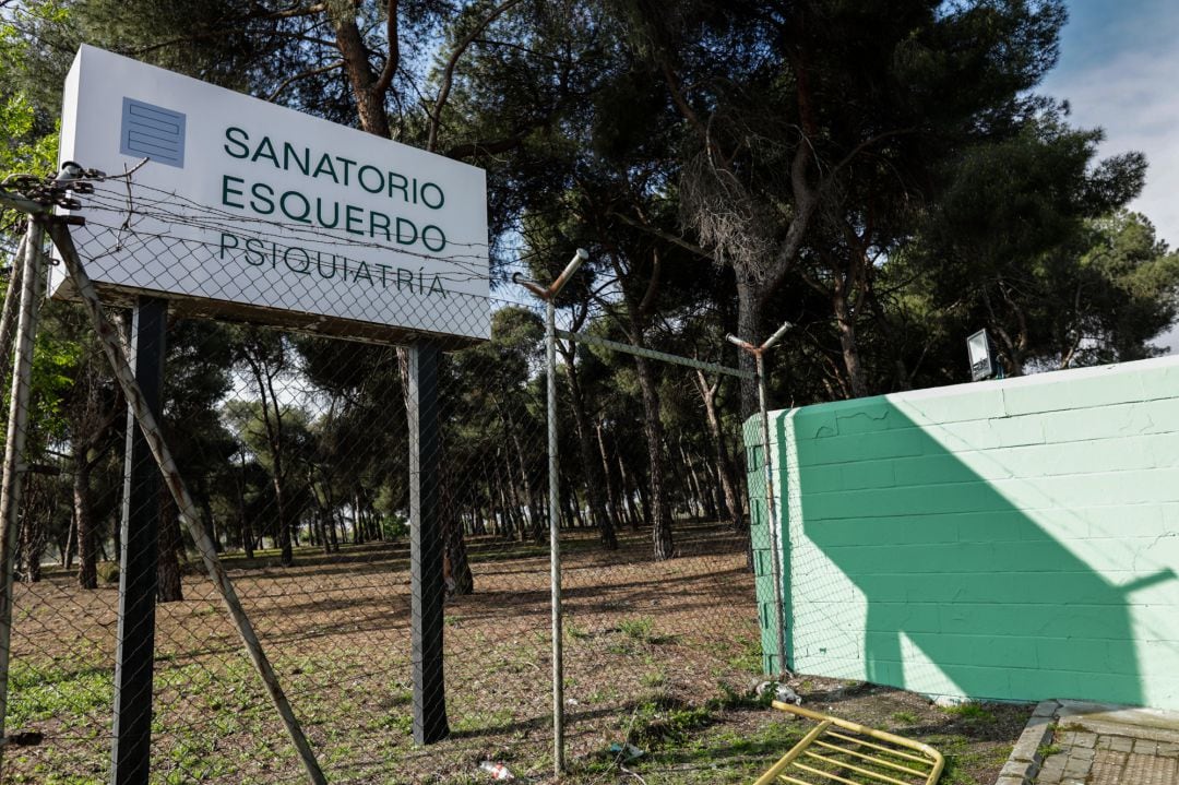 Cartel del Sanatorio Esquerdo, un centro psiquiátrico privado.