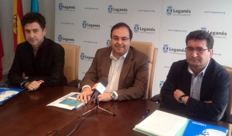 El concejal de Empleo y portavoz de IUCM, Rubén Bejarano, el alcalde Santiago Llorente y el concejal de Hacienda y portavoz de PSOE, Pedro Atienza, presentan el borrador de presupuestos