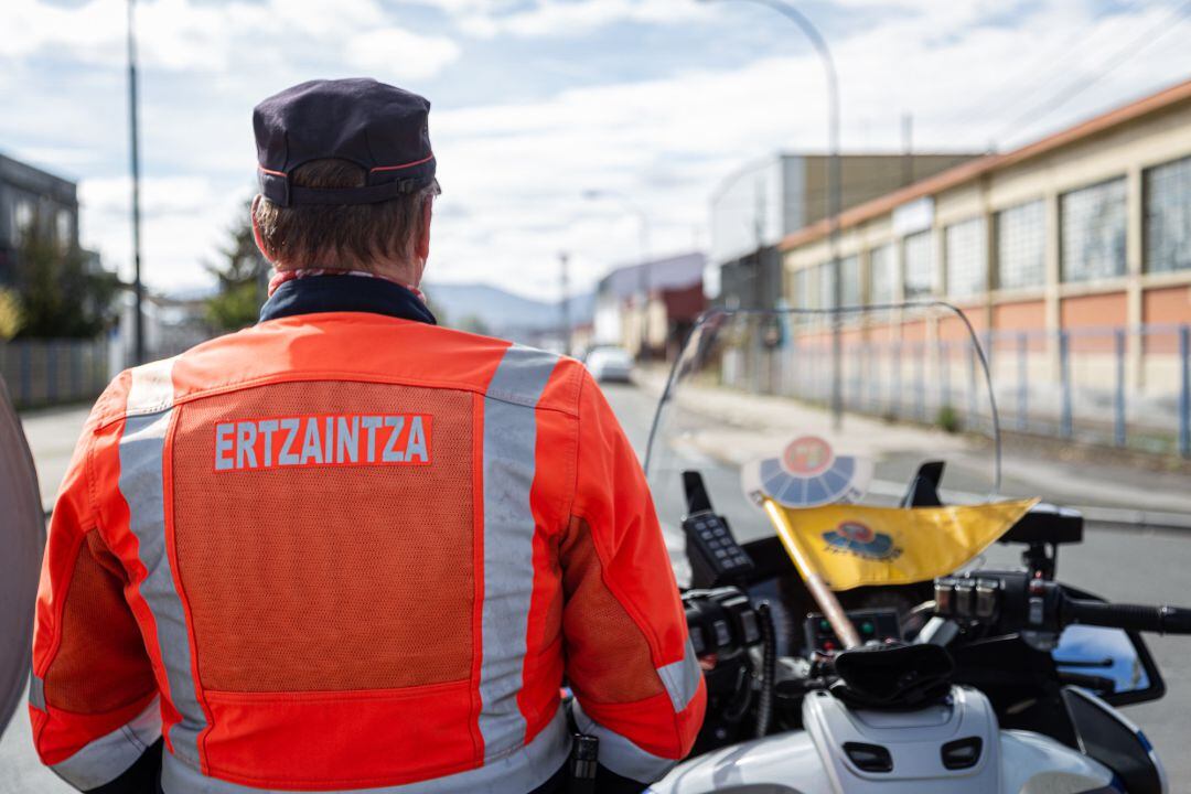 Un agente de la Ertzaintza realiza un control de movilidad durante el primer día de confinamiento perimetral