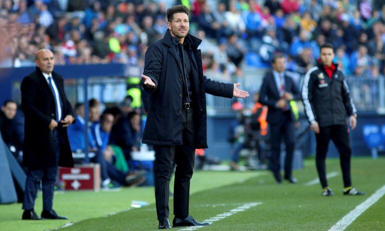 El entrenador argentino del Atlético de Madrid Diego Pablo Simeone durante el partido contra el Málaga CF, en la jornada vigésimo tercera de La Liga que se disputa en el estadio de La Rosaleda