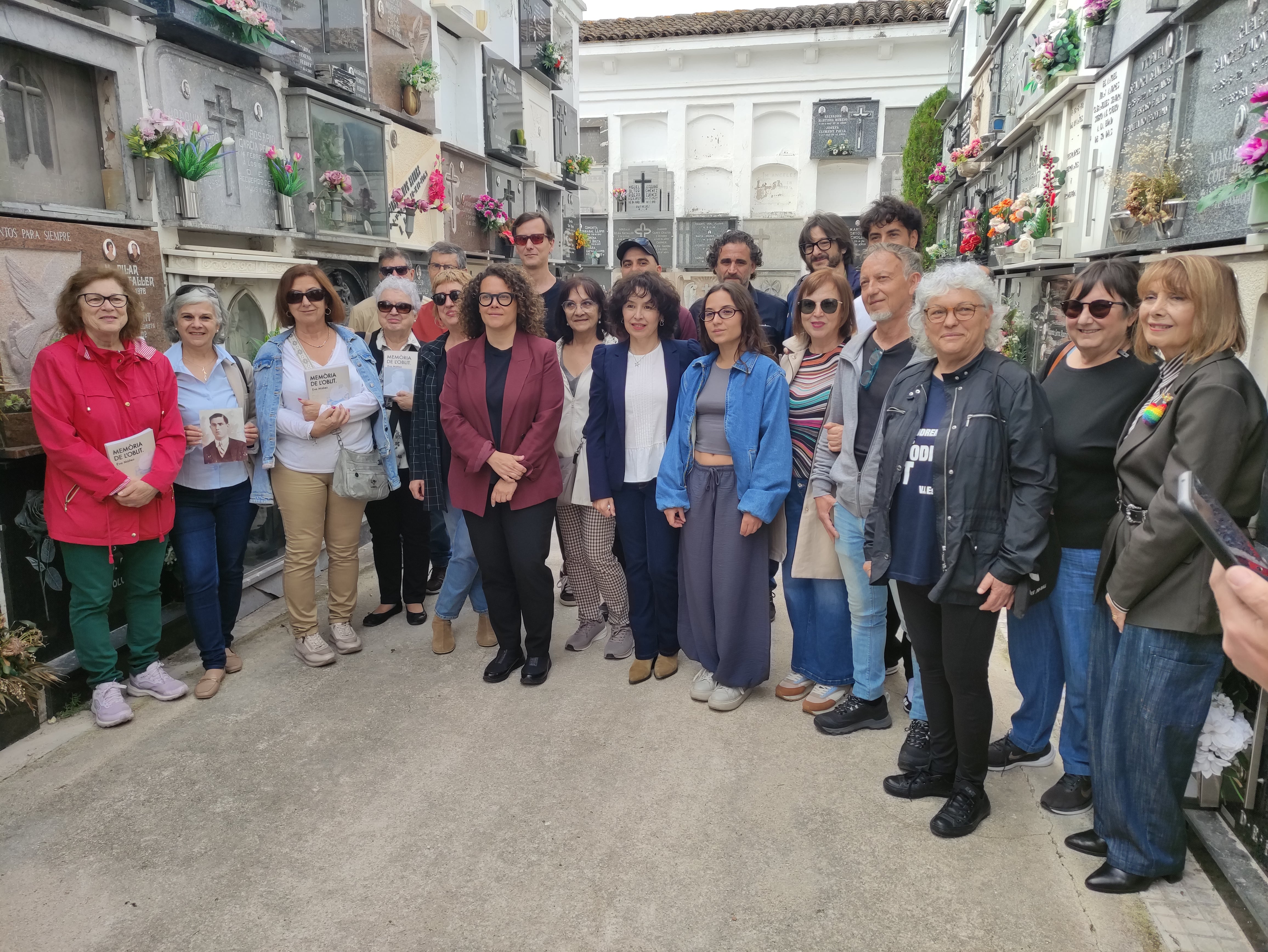 Descendientes de los represaliados enterrados en la fosa común del cementerio de Gandia, técnicos y autoridades municipales