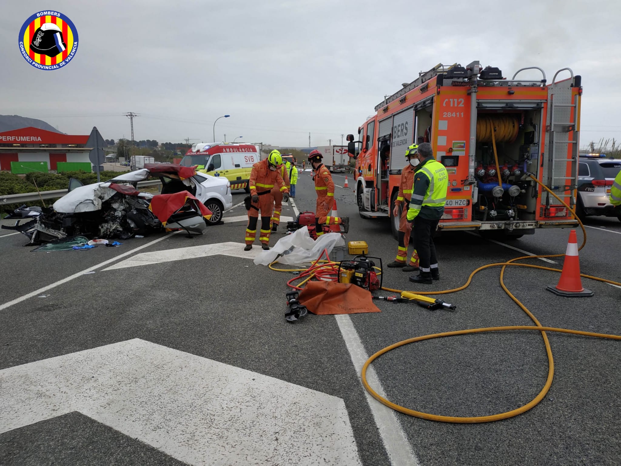 Bomberos en el accidente en la N-332 en Xeresa