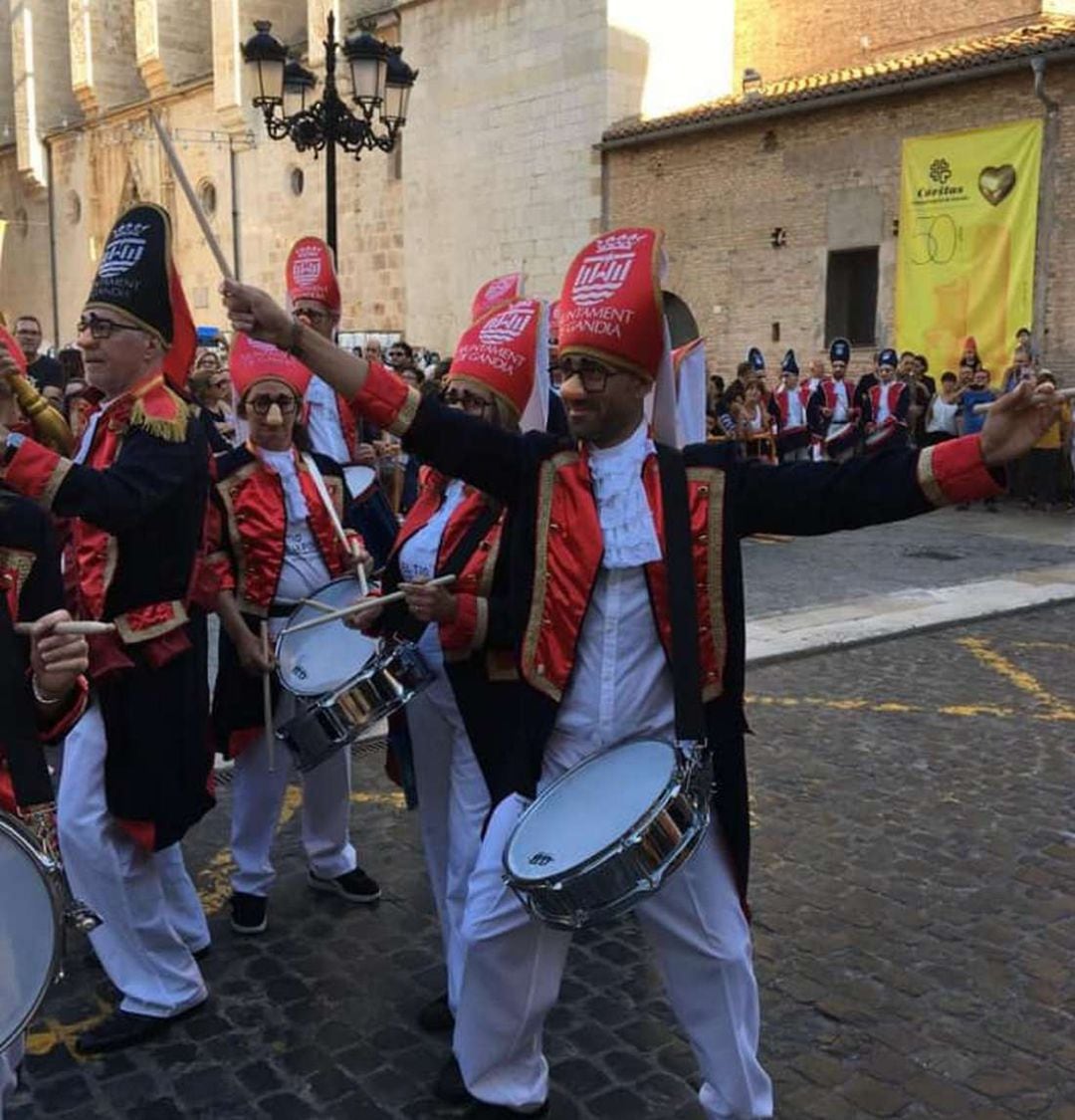 Bandas del Tio de la Porra en la Plaça Major de Gandia. 