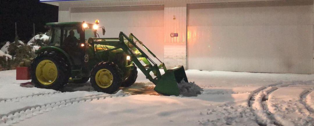 Agricultores retirando nieve durante el fin de semana