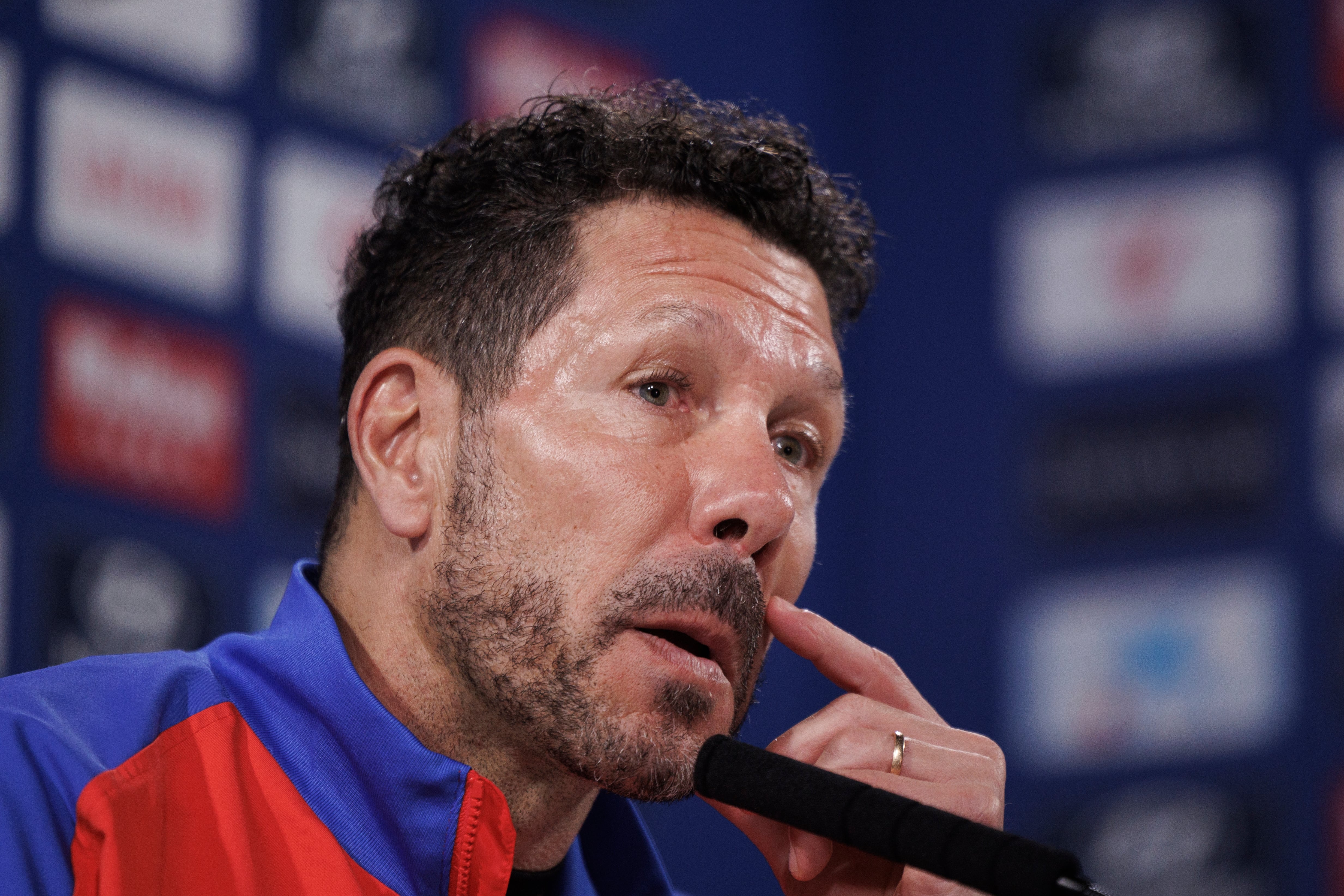 Diego Simeone, entrenador del Atlético de Madrid, atiende a los medios en sala de prensa