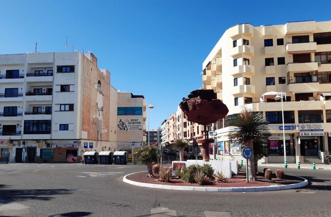 Al fondo, parcela en la que se construirá un edificio de siete plantas.