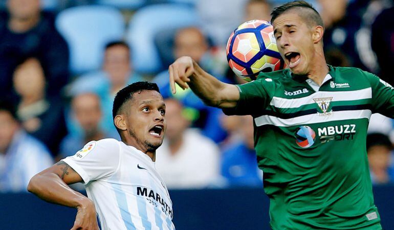 El defensa venezolano del Málaga Roberto Rosales (i) lucha el balón ante el centrocampista argentino del Leganés Alexander Szymanowski (d), durante el partido de la pasada jornada