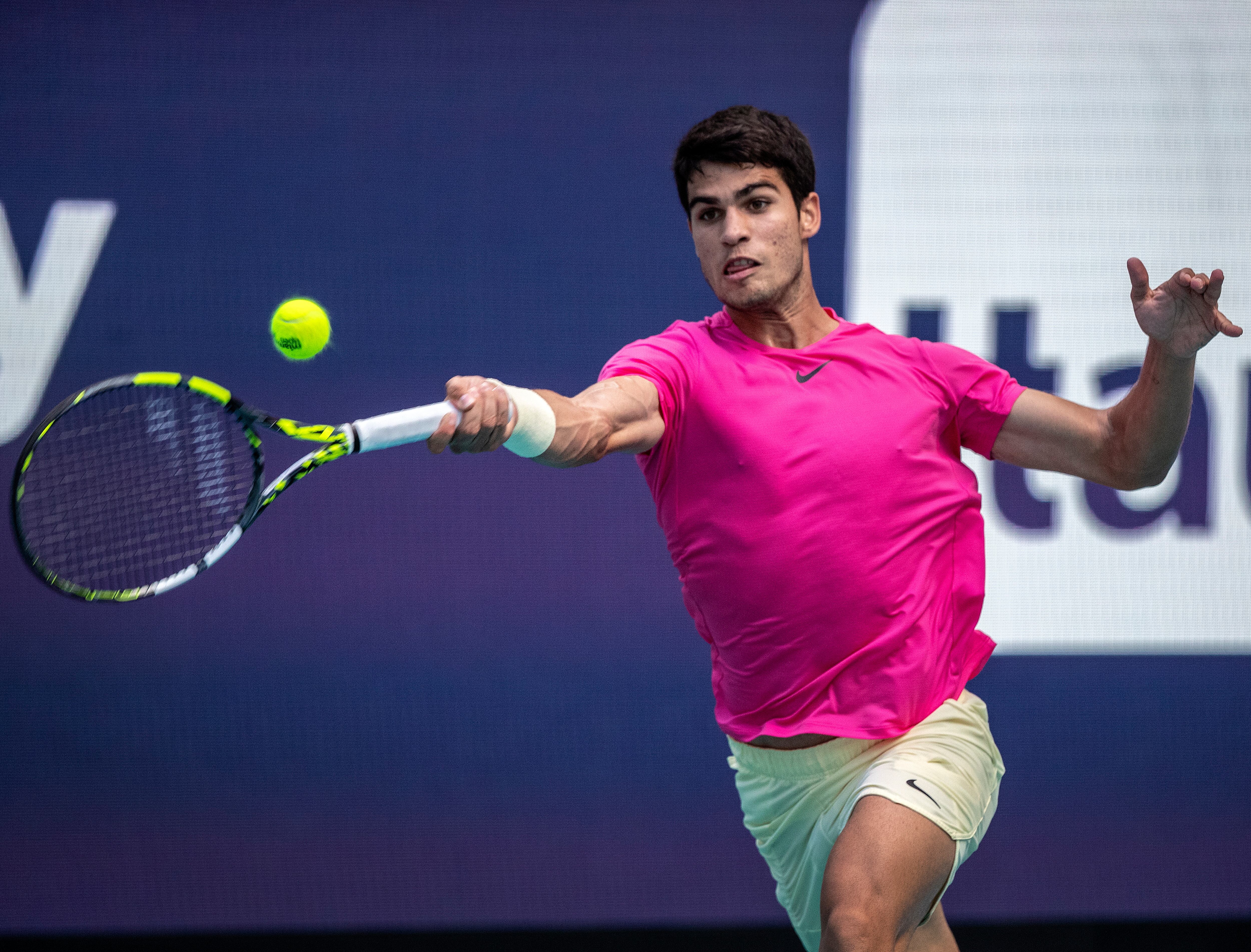 Carlos Alcaraz juega los cuartos de final del Masters 1000 de Miami contra Taylor Fritz.