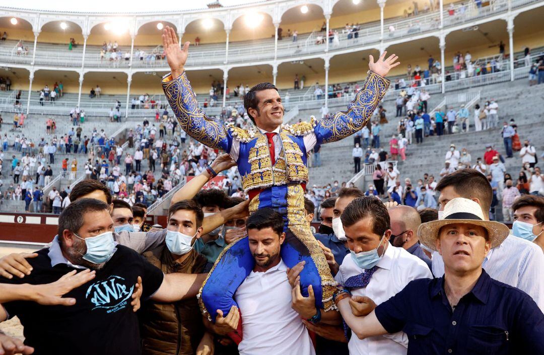 El diestro Emilio de Justo en la madrileña plaza de toros de Las Ventas.