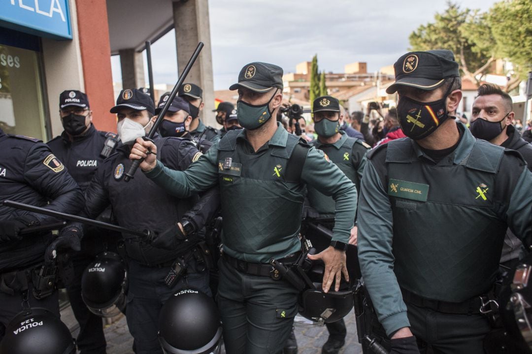 Guardia Civil y Policía Nacional actuando en los incidentes ocurridos en Navalcarnero el 21 de abril en un mitin de Vox