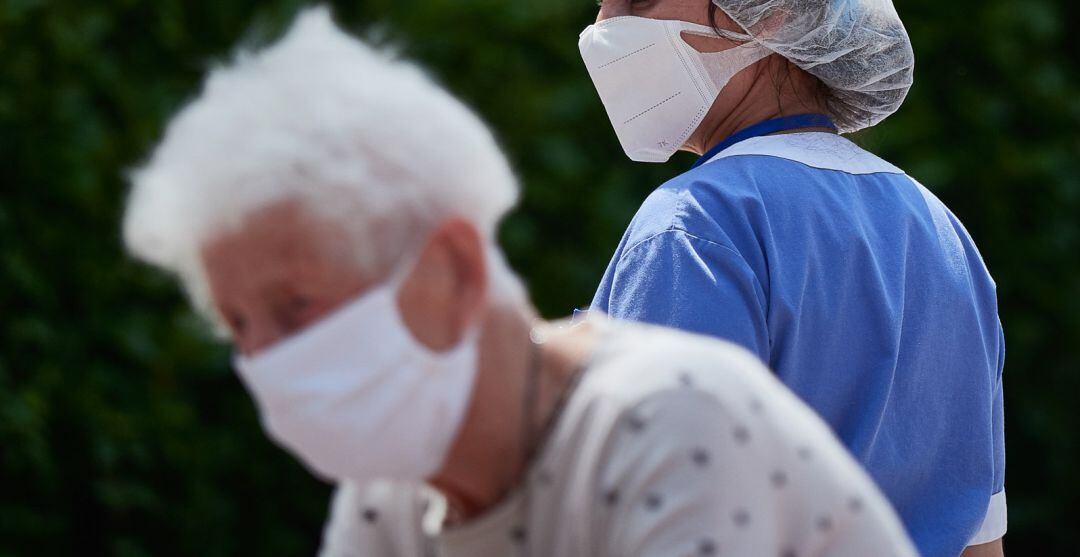 Una residente y una trabajadora sanitaria. Imagen de archivo