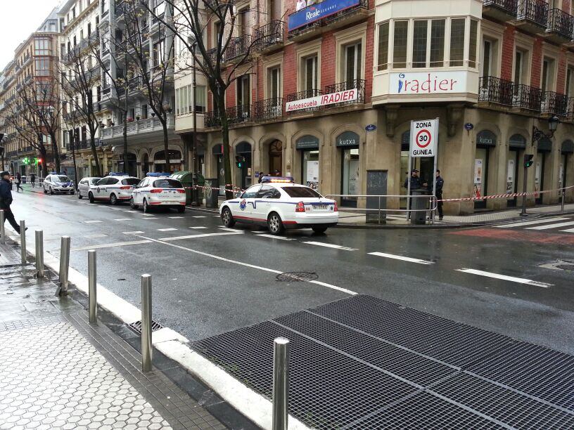 Dispositivo policial en la esquina de Urbieta con Arrasate