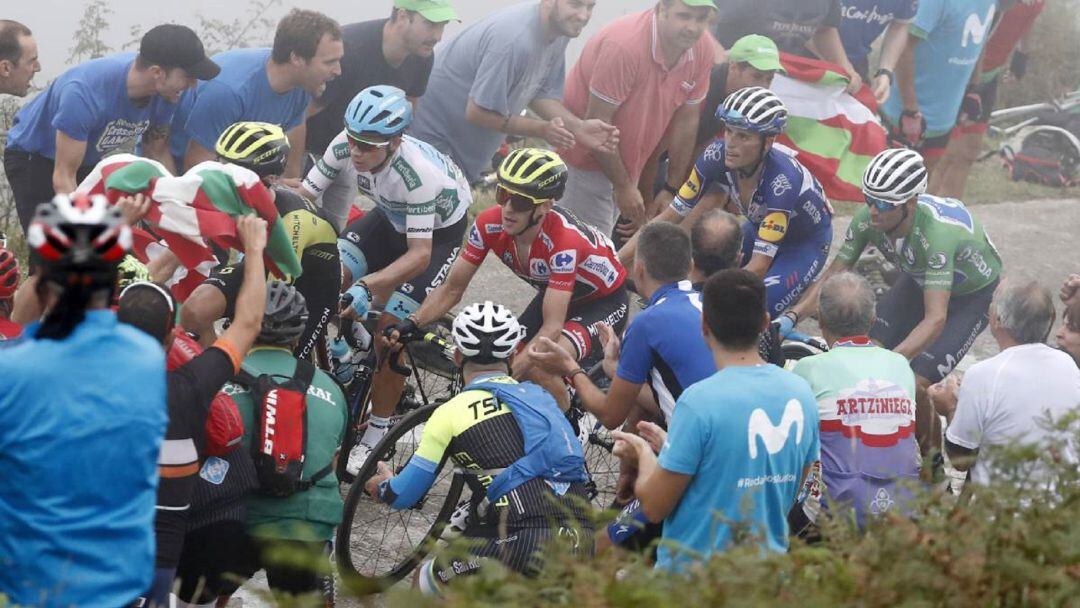 Simon Yates, vencedor de la última edición, con el resto de favoritos durante la ascensión al Monte Aoiz en la Vuelta 2018.