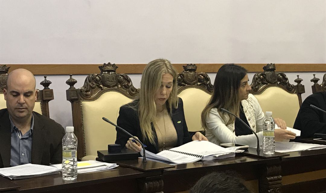 La concejala no adscrita, Salud Anguita (centro), durante el pleno del Ayuntamiento de Jaén.