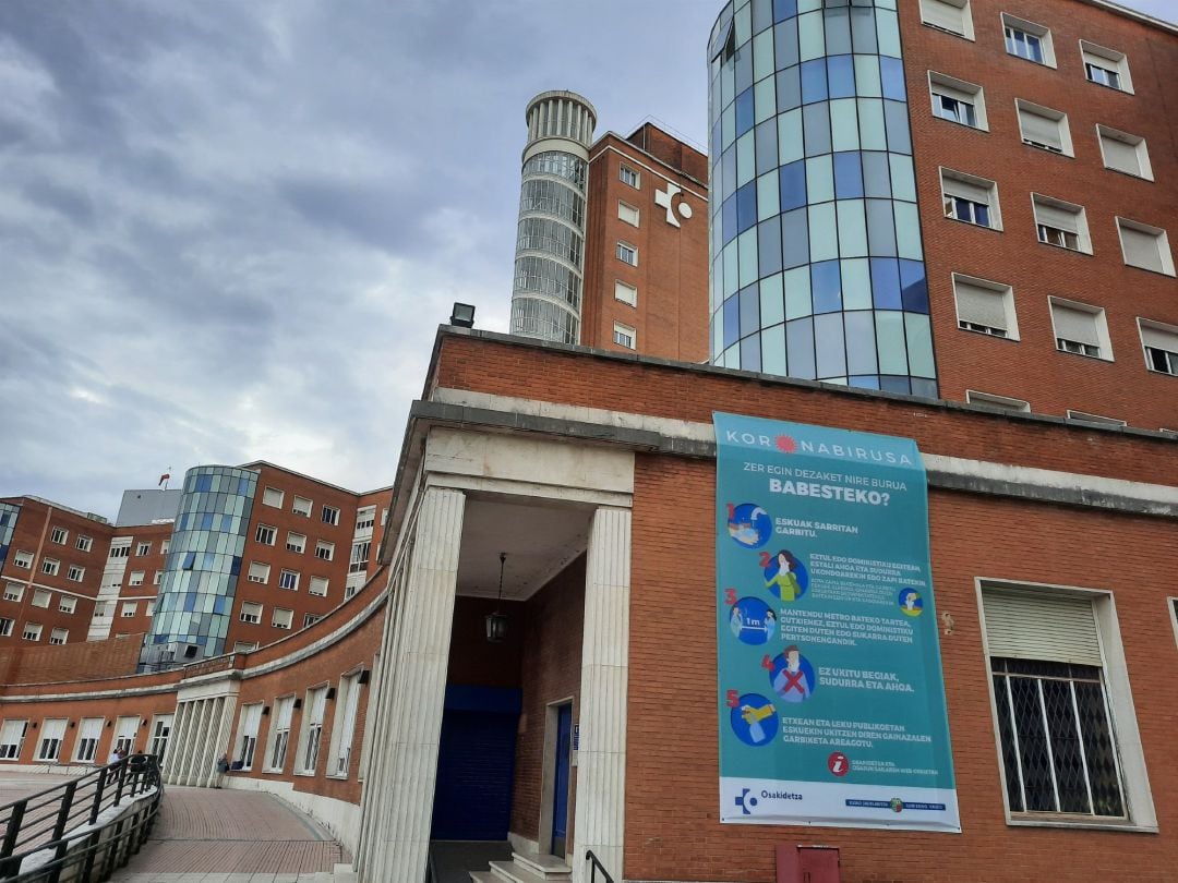 Hospital de Cruces (Barakaldo) con cartel alusivo al coronavirus