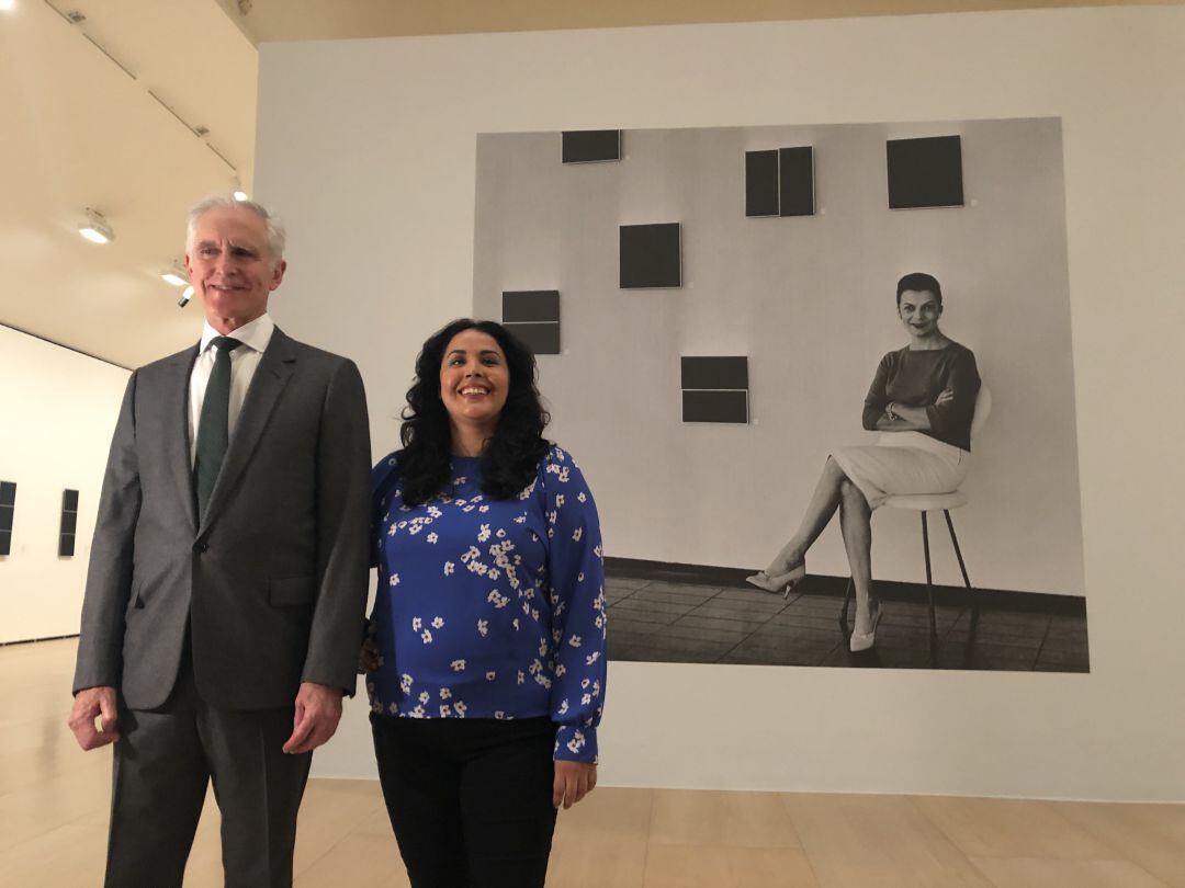 Juan Ignacio Vidarte, director general del Museo Guggenheim Bilbao, y Geaninne Gutiérrez-Guimaraes en la presentación de la exposición &quot;Lygia Clark. La pintura como campo experimental, 1948-1958&quot;