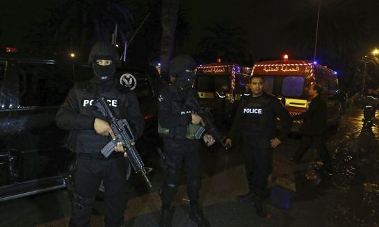 BON01 TÚNEZ (TÚNEZ), 24/11/2015.- Miembros de la policía acordonan el lugar donde se ha producido el atentado en la capital tunecina hoy 24 de noviembre de 2015. La mayor parte de las doce víctimas mortales del atentado en el centro de Túnez son agentes d