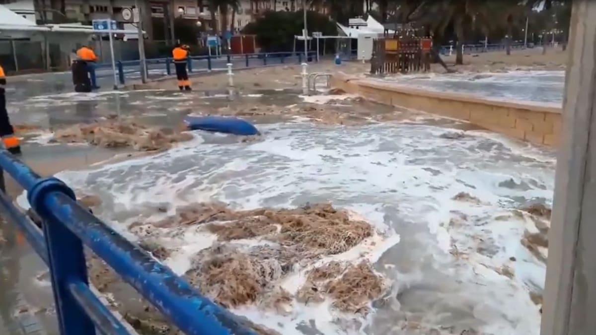 El temporal se 'traga' las playas de Alicante