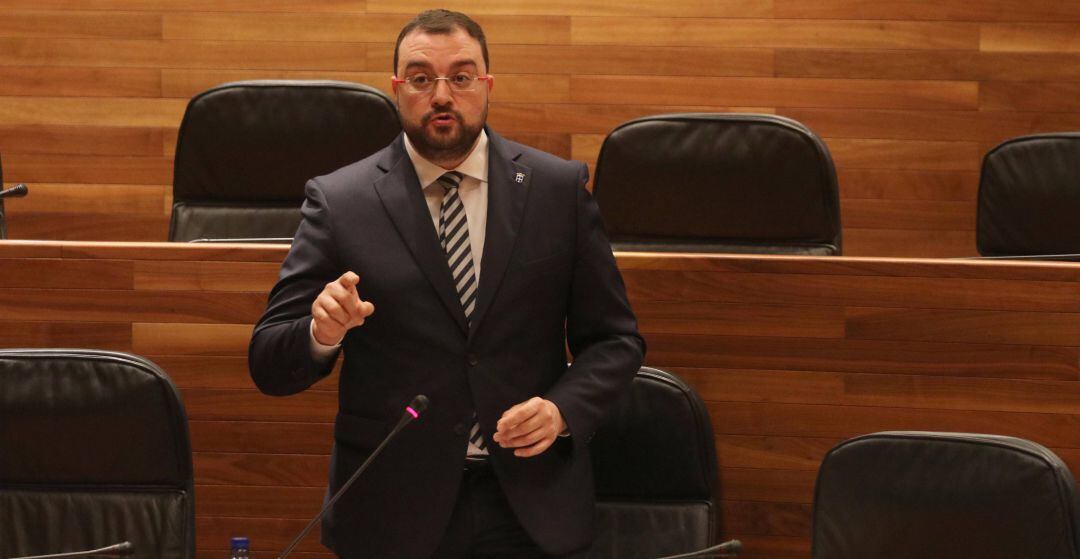 El presidente del Principado, Adrián Barbón, durante el pleno. 