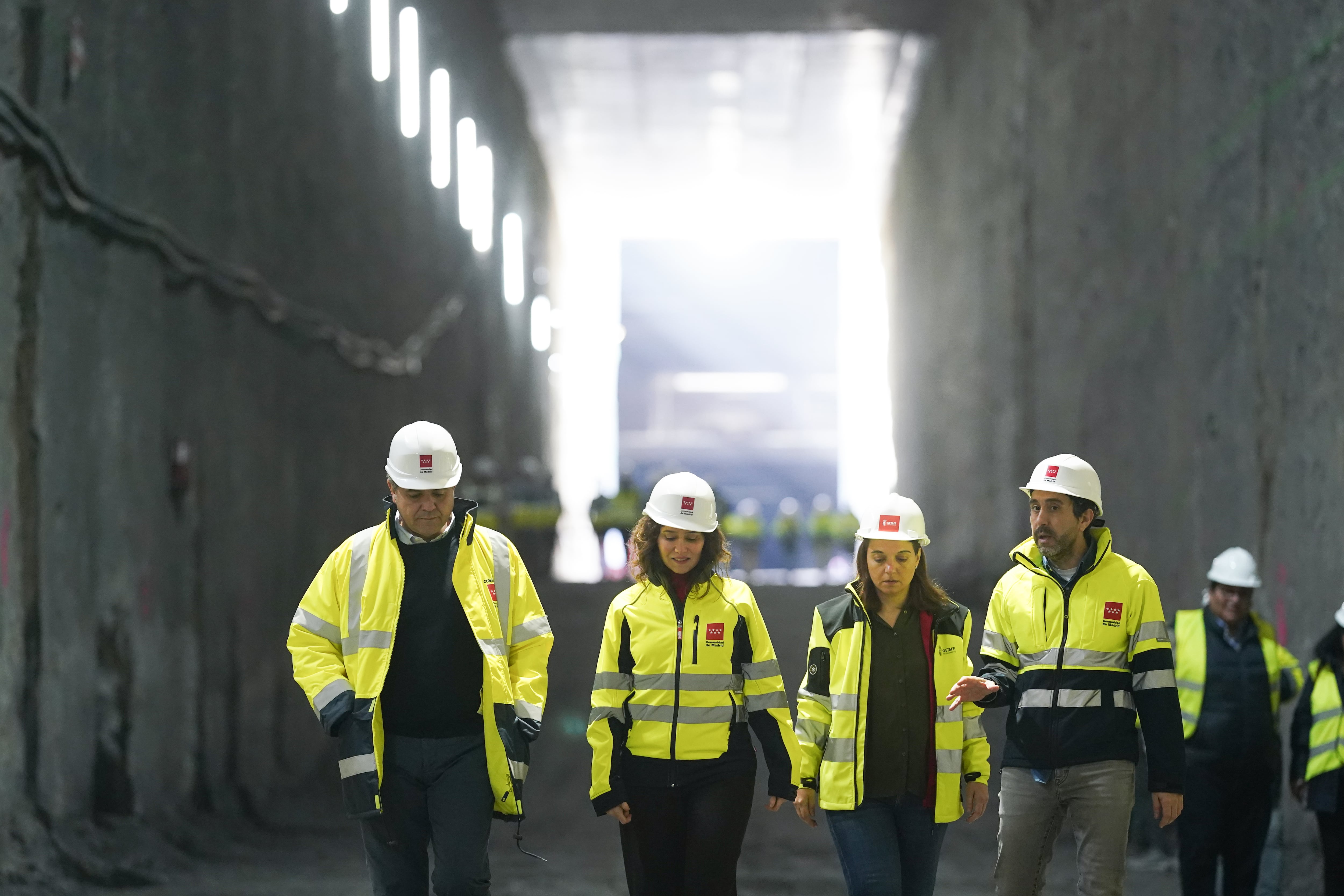 La presidenta de la Comunidad de Madrid, Isabel Díaz Ayuso, y la alcaldesa de Getafe, Sara Hernández, visitan las obras de la conexión de Metro en El Casar con la L3