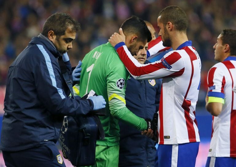 GRA499. MADRID, 17/03/2015.- El portero del Atlético de Madrid Miguel Ángel Moyá (c) tras ser sustituido por lesión durante partido de vuelta de octavos de final de la Liga de Campeones, disputado ante el Bayern Leverkusen esta noche en el estadio Vicente