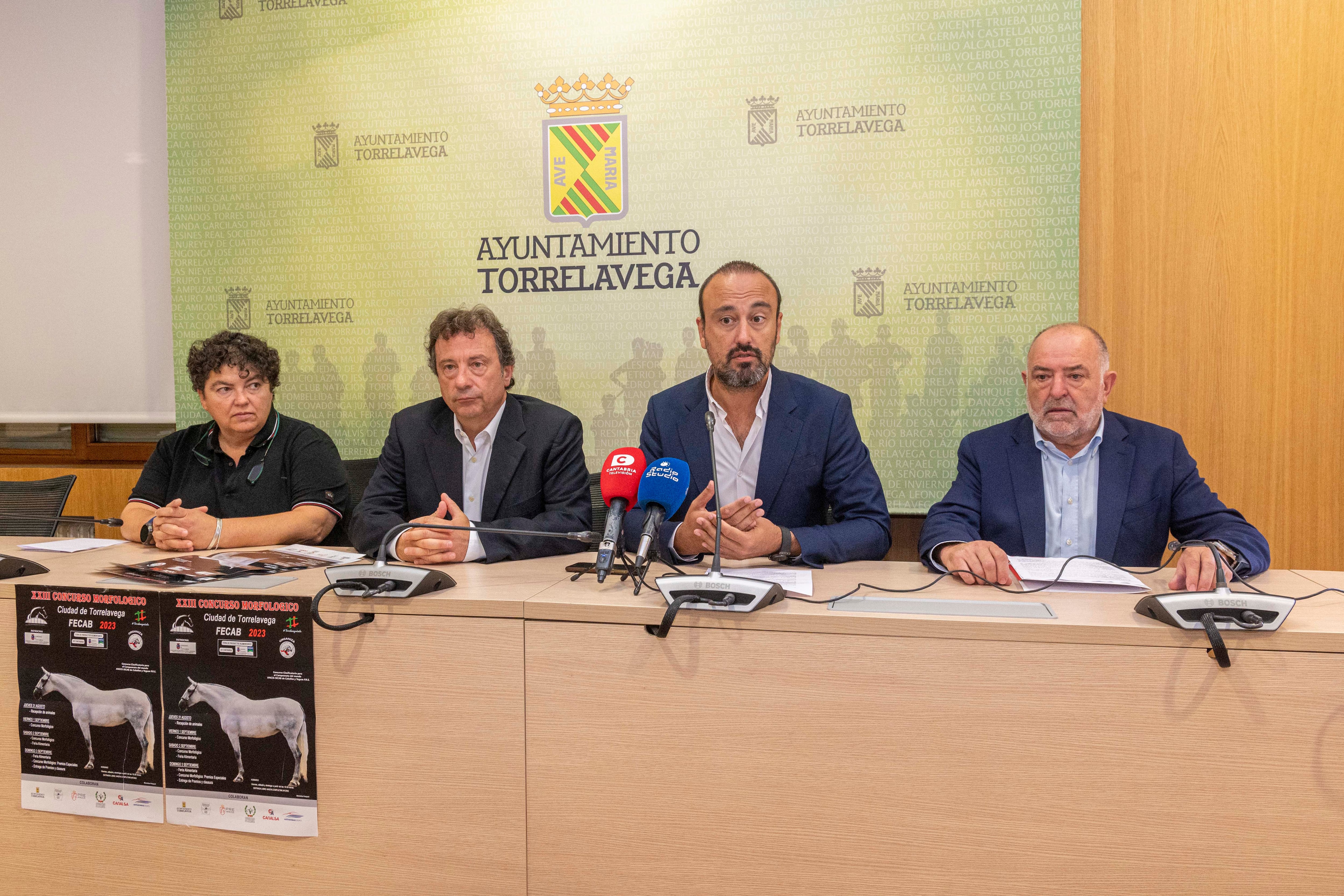 Presentación del XXIII Concurso Morfológico Ciudad de Torrelavega FECAB 2023 en el Ayuntamiento de Torrelavega.