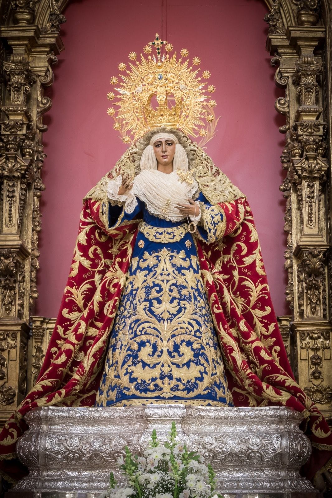 Nuestra Señora de la Esperanza de Triana, ante el retablo mayor de su Capilla de Los Marineros