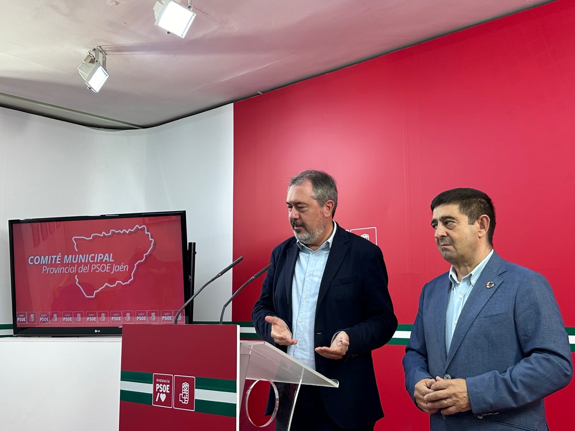 Juan Espadas y Francisco Reyes en la sede provincial del PSOE de Jaén.