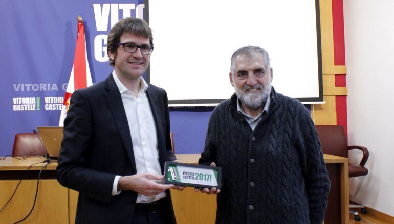 Urtaran y López de Munain sostienen en las manos el proyecto de presupuestos para 2017