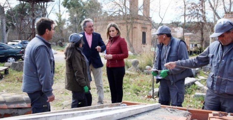 LImagen de archivo donde la alcaldesa de Toledo, Milagros Tolón visita a los trabajadores de uno de los talleres de empleo de la ciudad