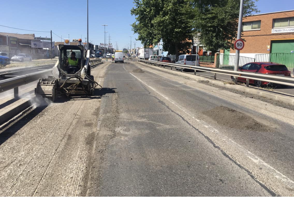 Las primeras obras en la M-405 (que durarán entre cinco y siete días) consisten en el fresado y la reposición del firme existente.