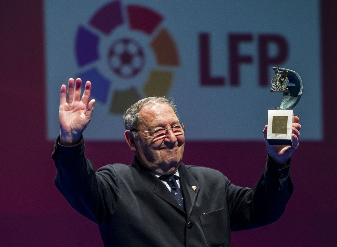 Paco Gento recibe un premio en 2013