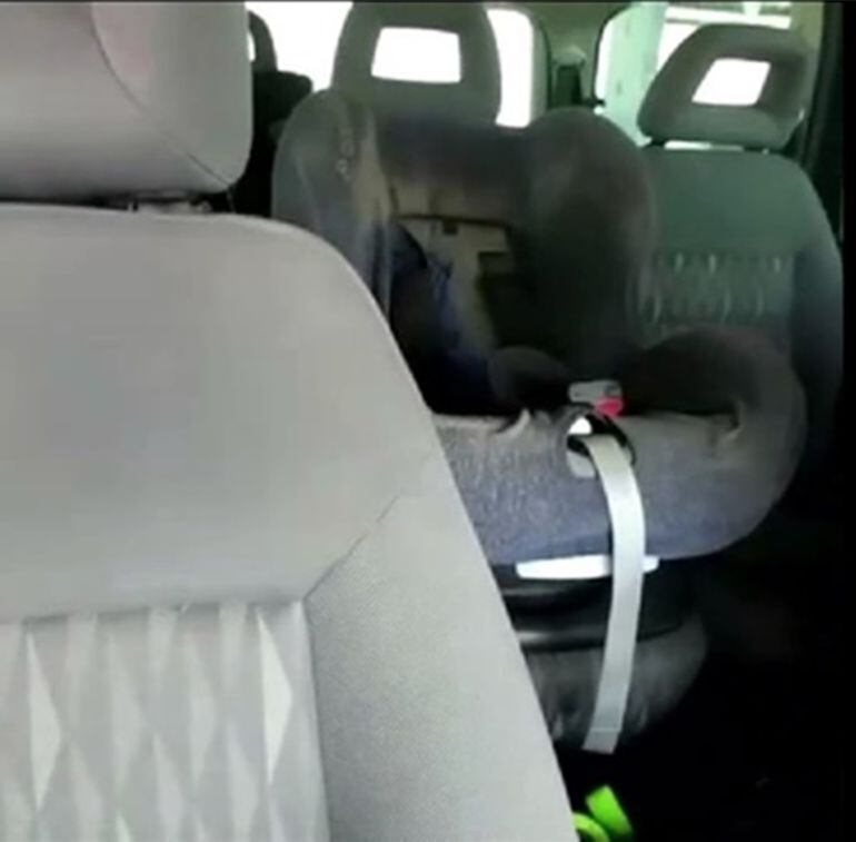 Imagen de la silla para bebés donde se encontraba el pequeño rescatado