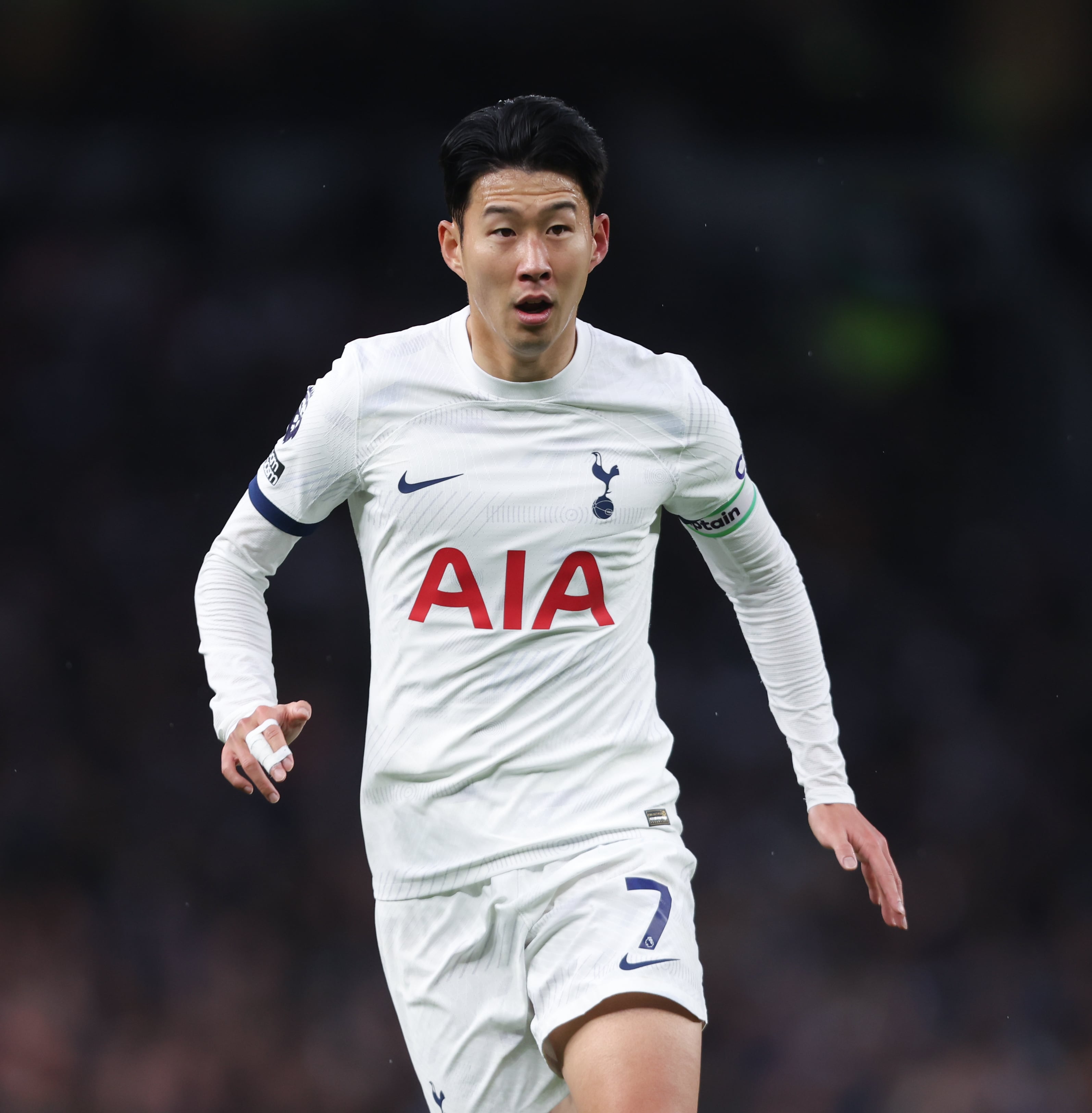 Heung-Min Son, con los dedos vendados durante el último partido del Tottenham en Premier League. (Photo by Rob Newell - CameraSport via Getty Images)